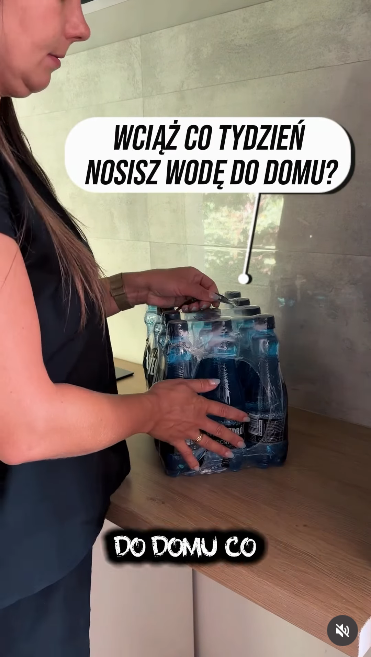 Nie muszę pamiętać o kupowaniu kolejnych zgrzewek, a kuchnia wygląda bardziej uporządkowanie i nowocześnie. 
